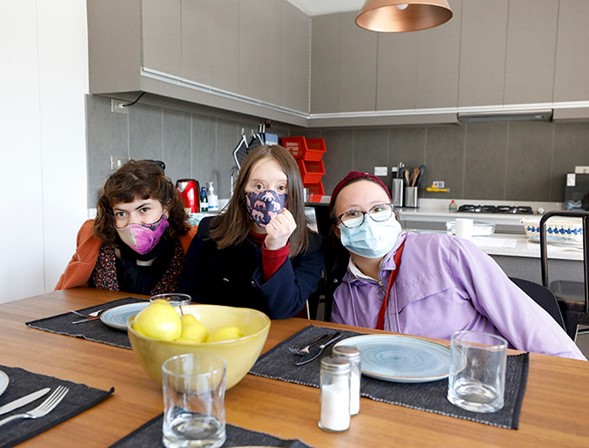 amigas con sindrome de down posan para una fotografia en la cocina del centro uc sindrome de down