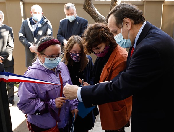 corte de cinta inauguracion casa simulada centro uc sindrome de down